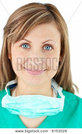 Usmívající se žena chirurg při pohledu na fotoaparát