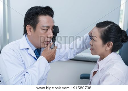 Using ophthalmoscope