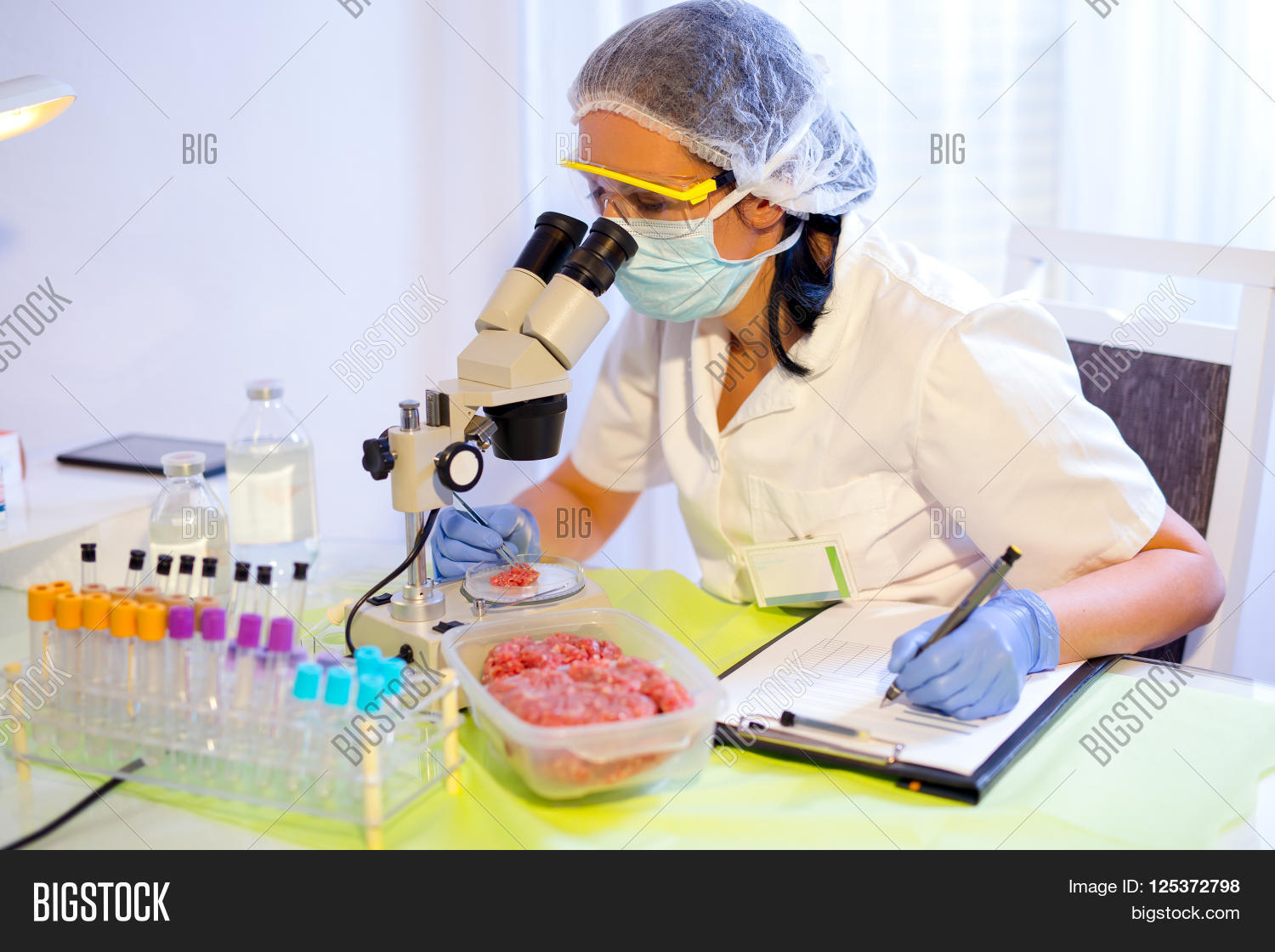 институт гамалеи вирусологии. серологические исследования. человек вакцинируется в маске. связь эпидемиологии и микробиологии. биологическая безопасность в лаборатории.