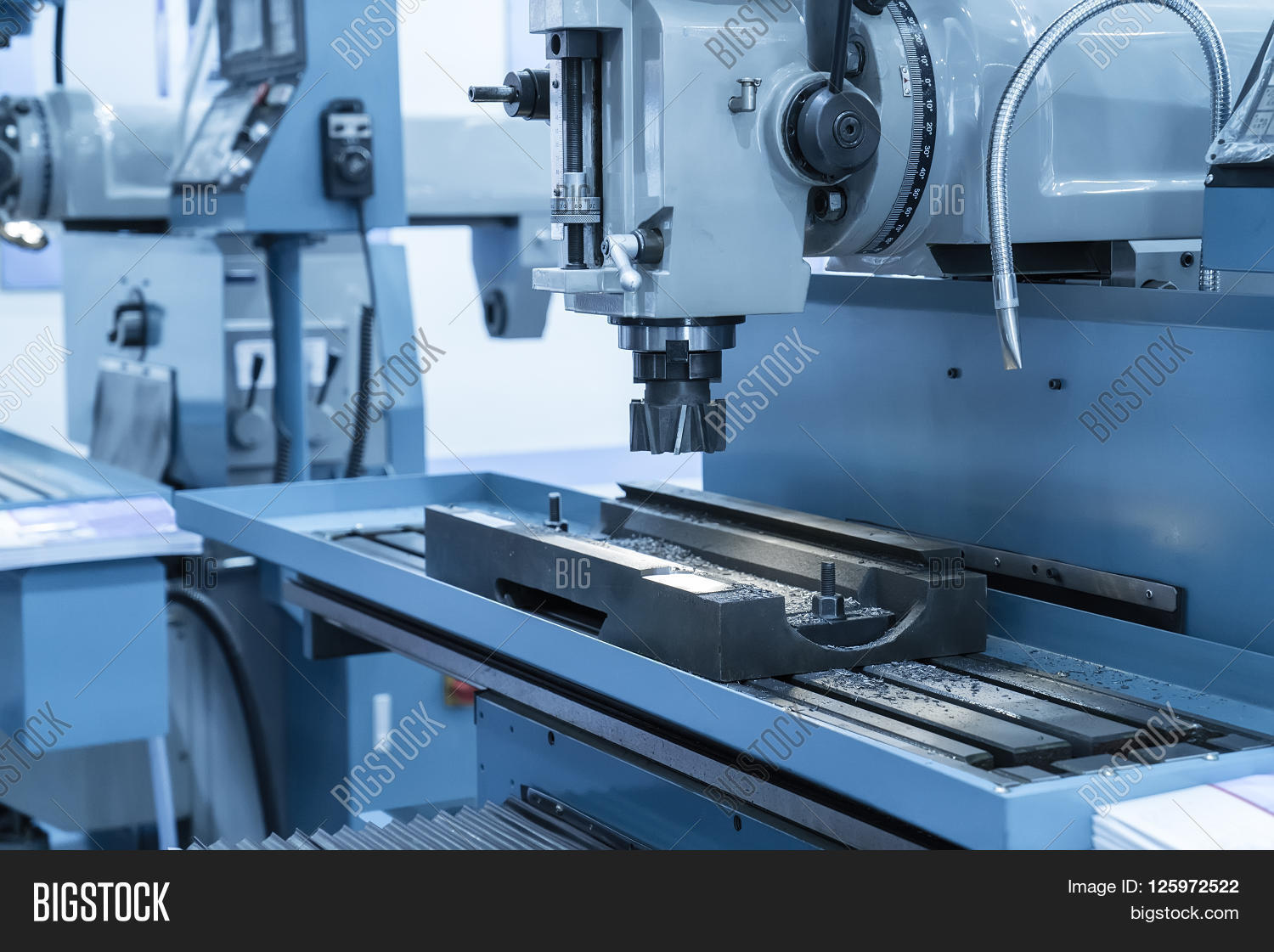 Manufacturing (италия). Механическая обработка деталей. Machine tool builder. Человеку фрезерного станка. Фрезерный станок с чпу haas.