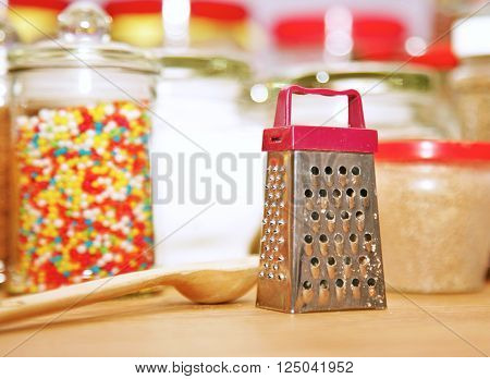 Small gater for cheese in the hands of women