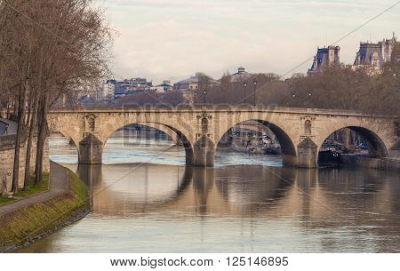 The pont Marie links the Ile Saint Louis to the quai de l'Hotel de Ville.Its construction was spread out over 20 years from 1614 to 1635.This bridge is one of the oldest in Paris.