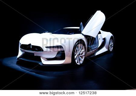 Mosca, Russia - 25 agosto: Bianco Sport auto Citroen a Mosca Mostra internazionale Interauto su