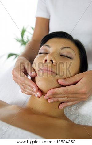 Kosmetolog giver en massage