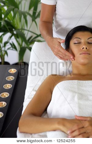 Kvinde i lægning i et massagerum