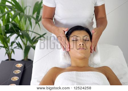 Kosmetolog giver et ansigt massage