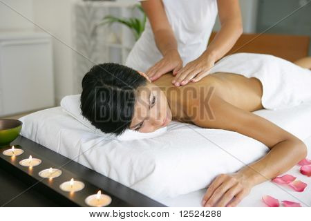 Smuk asiatisk kvinde at have en massage