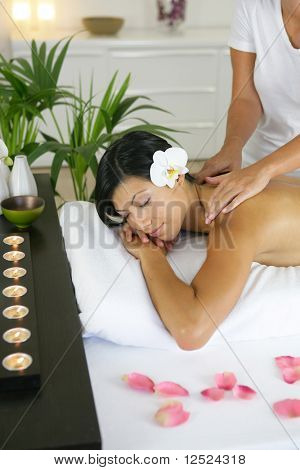 Afslappet smuk kvinde at have en massagebehandling