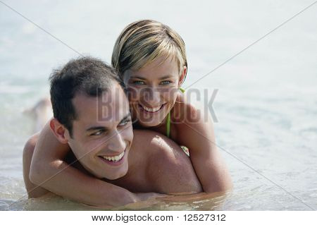 Portret van een gelukkige paar badend in de zee