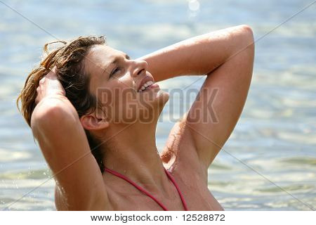 Sensuele vrouw badend in de zee