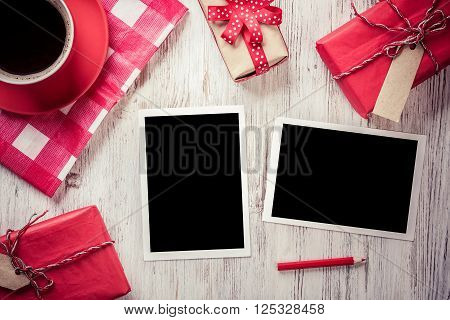Coffee cup on napkin photos and pen on wooden table