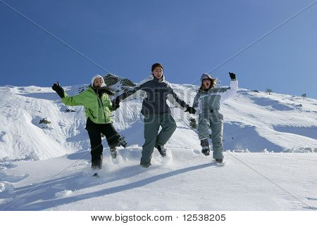 Grupo de amigos correndo na neve