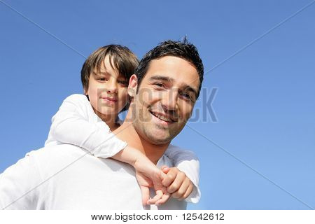 Retrato de um menino e um homem