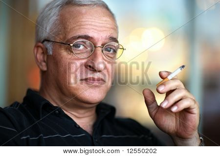 Anciano fumar cigarrillo.