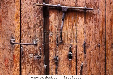keyhole and a heck of wooden door