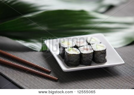 Sushi in eine kleine Schüssel