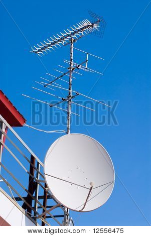 การสื่อสารสากลบนหลังคาบ้าน