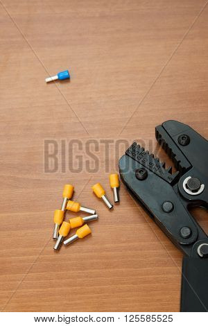 Set for the installation of wiring press crimping pliers for insulated terminals and connectors.