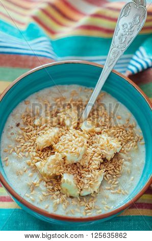 Healthy Oatmeal porridge with banana and flax