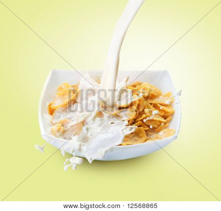 Desayuno saludables-copos de maíz y leche Splash