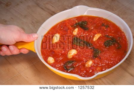 Vers gekookt tomaat Pasta saus met verse knoflook en basilicum