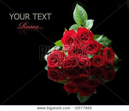 Grande mazzo di Rose isolato su sfondo nero