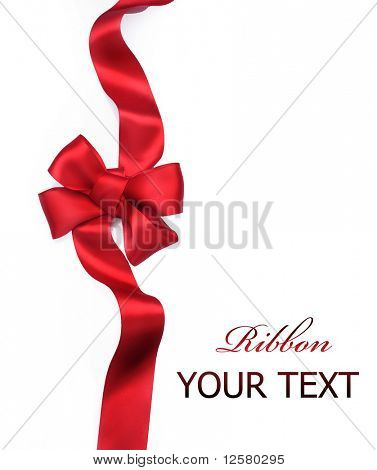 Červené saténové dar luk. Stuha. Izolované na bílém