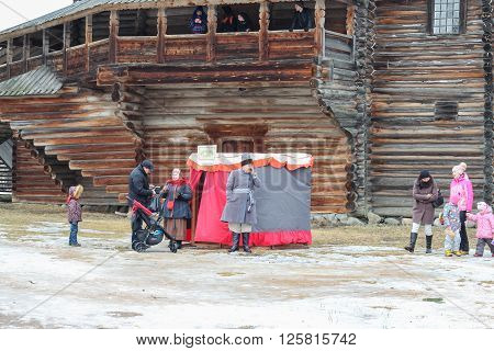 Vitoslavlitsy, Russia - 12 March, People at the wall of a large house, 12 March, 2016
Holiday Carnival in general Vitoslavlitsy near Novgorod.