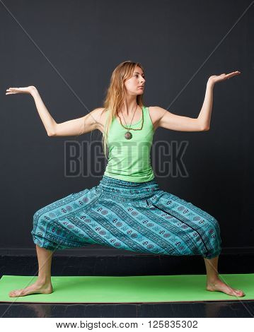Yoga. Rudrasana.