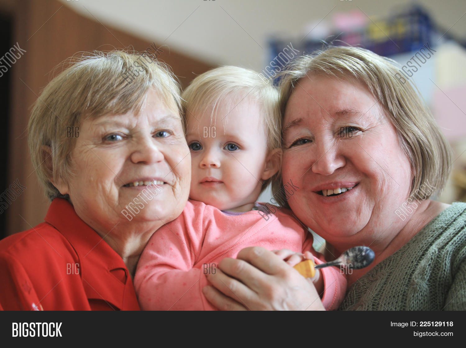 Бабушка с внуками фотосессия. Фото 4 женщины и 2 старика. Дуэты две пожилые женщины название. Взрослая внучка обнимает бабушку. Бабушка с внуками.