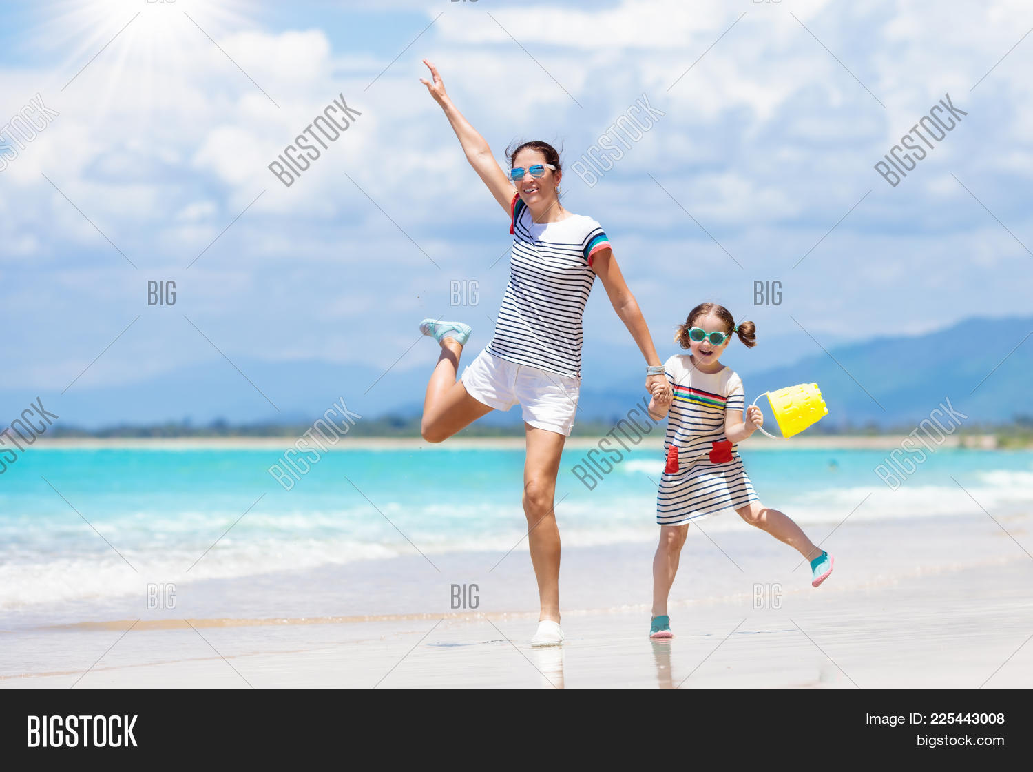 Женщина и ребенок на берегу моря. Мама с малышом на пляже. Фото мама отдыхает. Мама на море. Мать и ребенок на пляже.