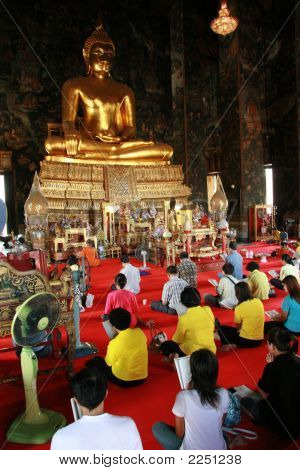 นมัสการพระพุทธรูป