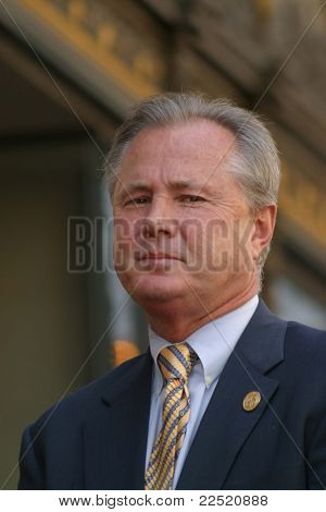LOS ANGELES - APR 10: Tom LaBonge im Rahmen einer Zeremonie erhält Regis Philbin den 2222th Stern in Los 