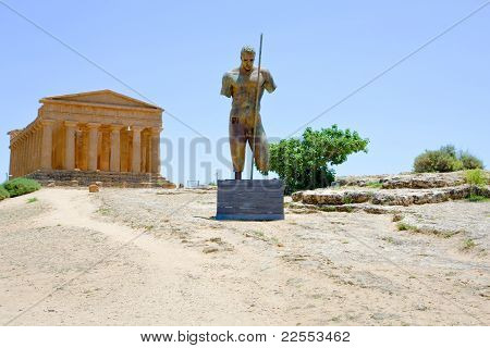 Bronzestatue und Tempel der Concordia