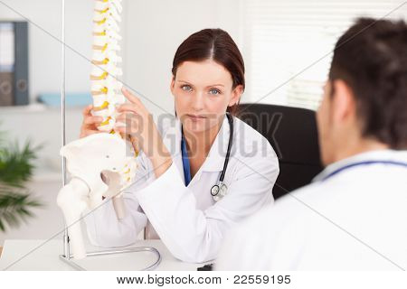 Une femme médecin est toching une épine