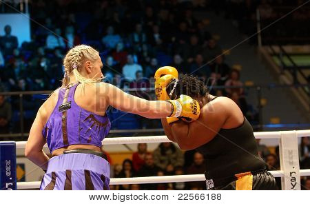 Kampen. Boksere Natasha Ragozina (Rusland) og Pamela London (Guyana)