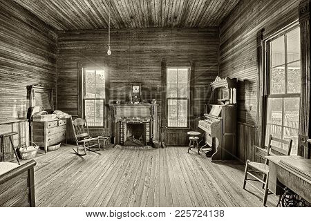 Dothan, Alabama - January 17, 2015 : Interior Of An Old Farmhouse In The Historic Landmark Park Near