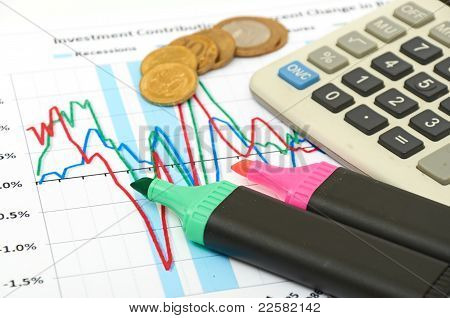 계산기, 동전과 펜 차트에 누워입니다.