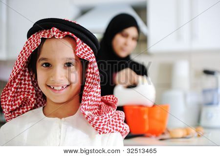 イスラム教徒の母親と幼い息子は台所で