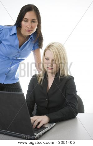 コンピューター上で働く女性