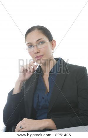 オフィスに座っている女性