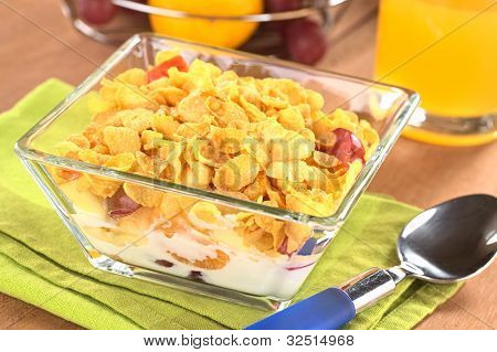 Frutas com flocos de milho e leite