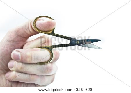 Mano con tijeras de manicura