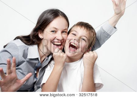 Fãs de futebol família feliz retrato sobre fundo claro