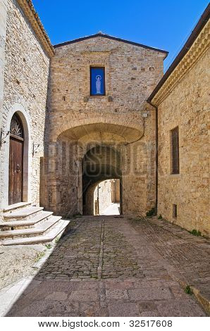 Yolun. Pietramontecorvino. Puglia. İtalya.