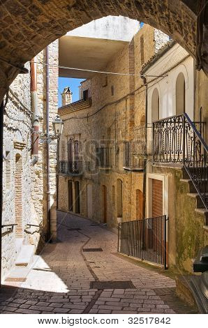 Yolun. Pietramontecorvino. Puglia. İtalya.