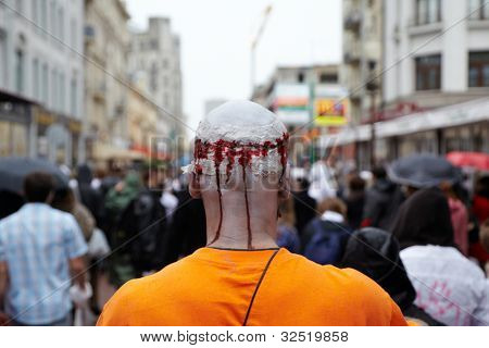 Moscou - 14 mai : Participant non identifié de la Zombie Walk sur le vieil Arbat avec crâne trephined, le 14 mai,