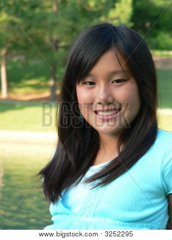 Mooie Aziatische meisje Turquoise Shirt