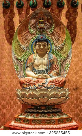 Singapore - March 22, 2019: Buddha Tooth Relic Temple In Chinatown. The Meditating Buddha Statue Wit