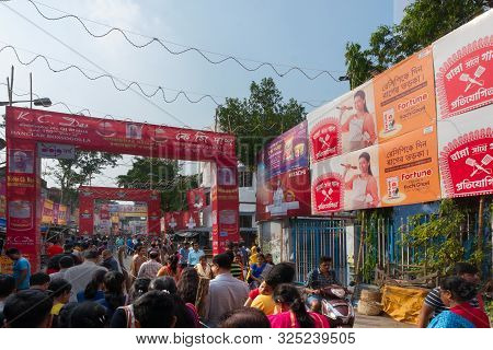 Kolkata, India - October 18, 2018 : Hindu Bengali Devotees Walking To Visit And Pray To Goddess Durg